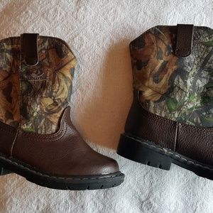 Boys size 8 mossy oak  boots